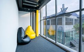 Naptapgo - Japanese Premium Pod Hotel - Walk To Noida Electronic City Metro! Wifi, Lounge